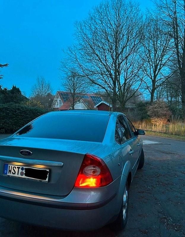 Gebraucht Ford Focus Ghia 101 PS (74 kW) 2005 Grau Limousine