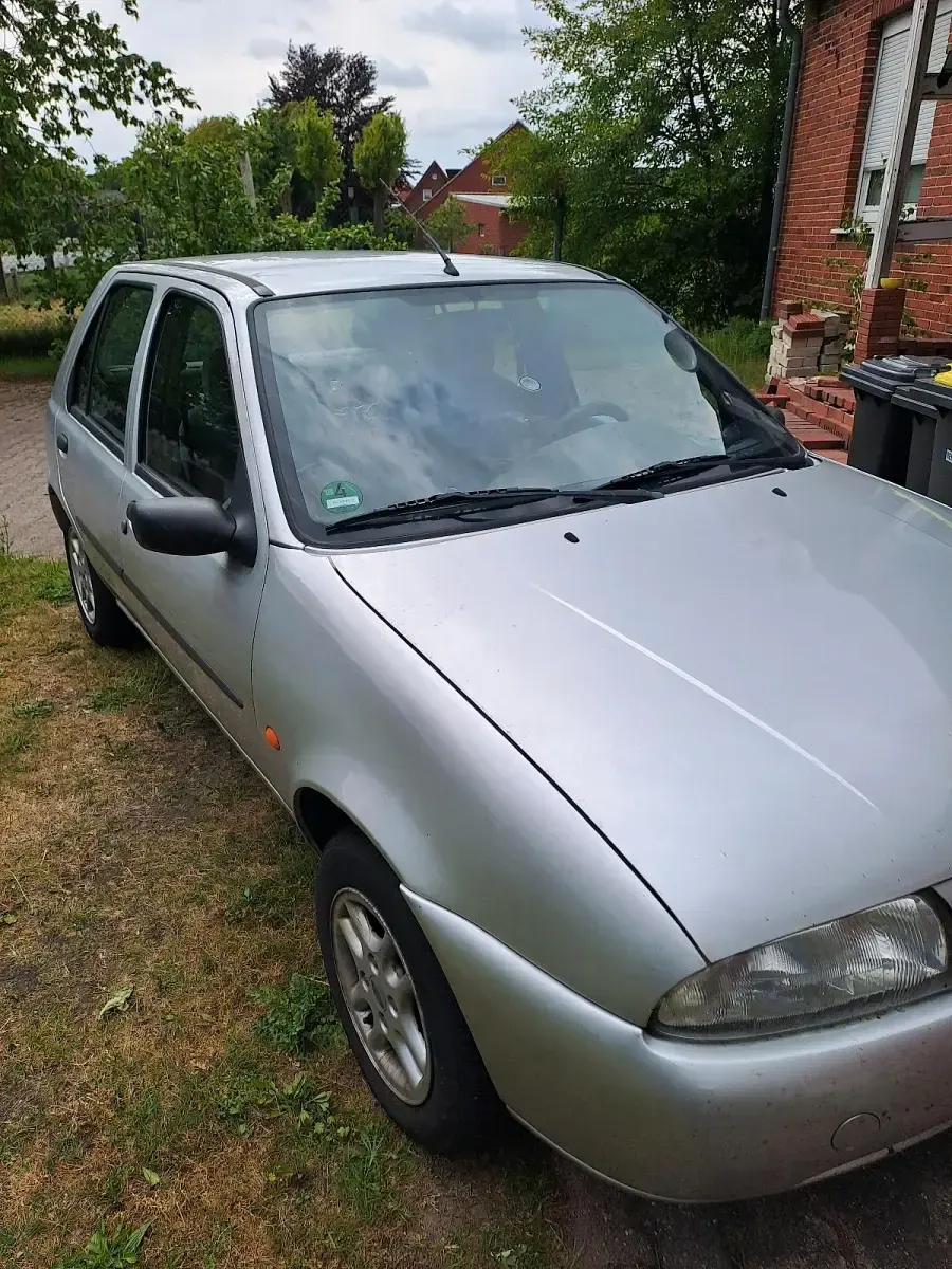Usata Ford Fiesta 75 CV (55 kW) 1999 Argento Utilitaria