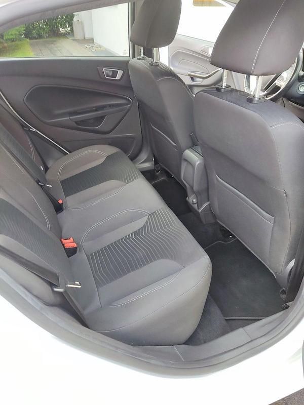 Gebraucht Ford Fiesta Titanium 125 PS (91 kW) 2015 Weiß Kleinwagen