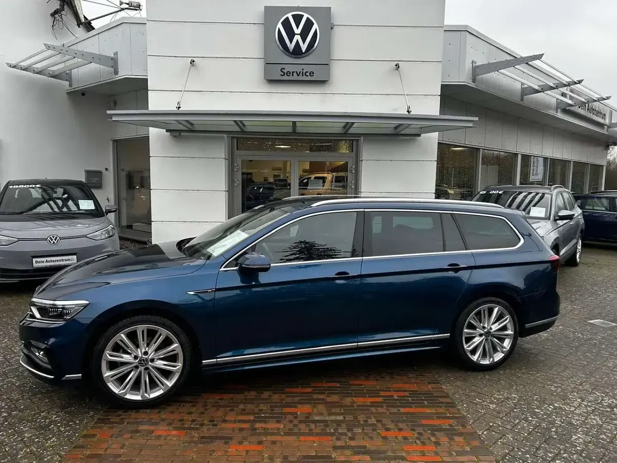 Gebraucht VW Passat Elegance 150 PS (110 kW) 2023 Aquamarinblau metallic (metallic) Kombi