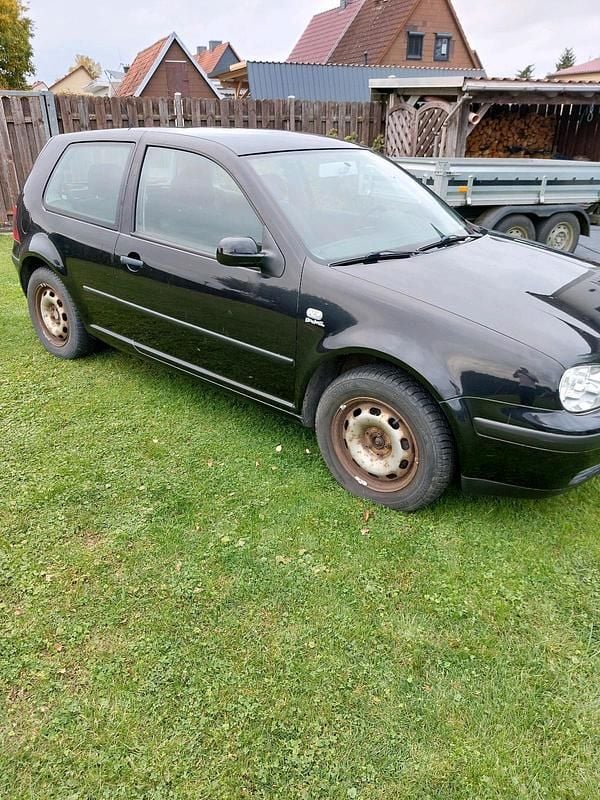 Schwarz Gebraucht 2001 VW Golf IV Kleinwagen | 1.100 € (Fairer Preis) - Bild 1/4