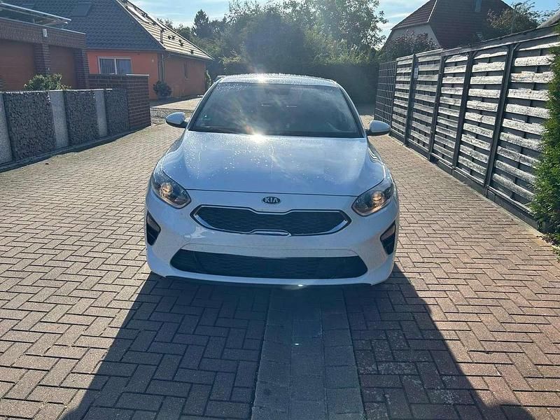 Weiß Gebraucht 2019 Kia Ceed Vision Limousine | 14.250 € (Fairer Preis) - Bild 1/4