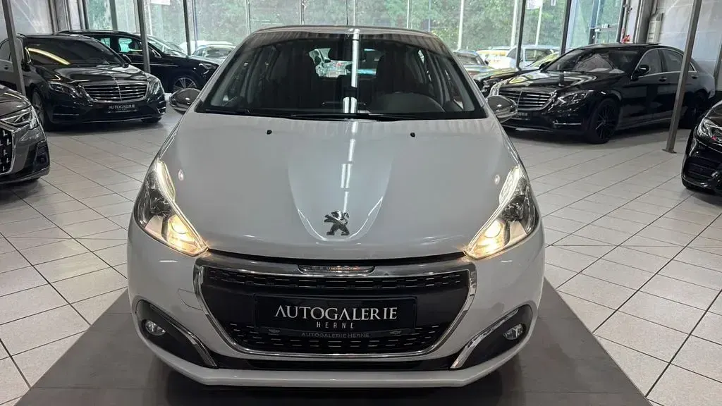 Gebraucht Peugeot 208 Allure 110 PS (80 kW) 2016 Weiß Kleinwagen