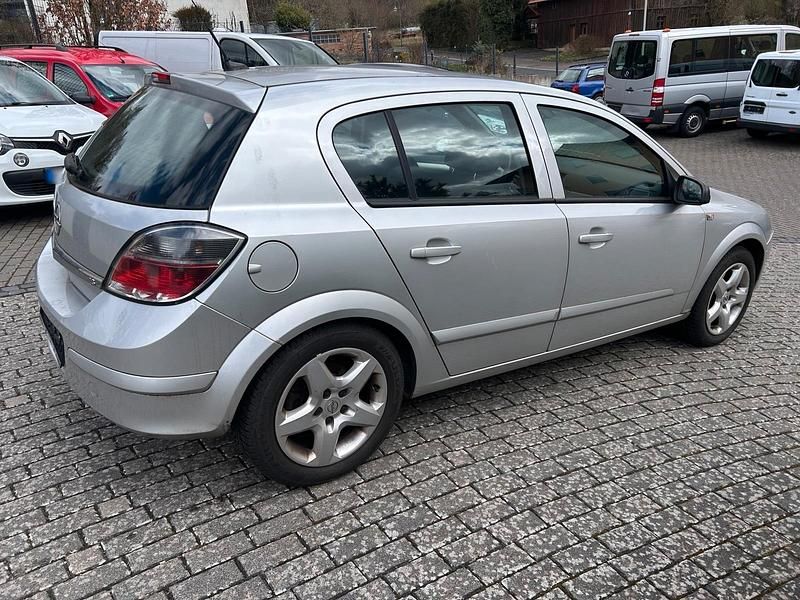 Gebraucht Opel Astra 115 PS (84 kW) 2007 Silber Limousine
