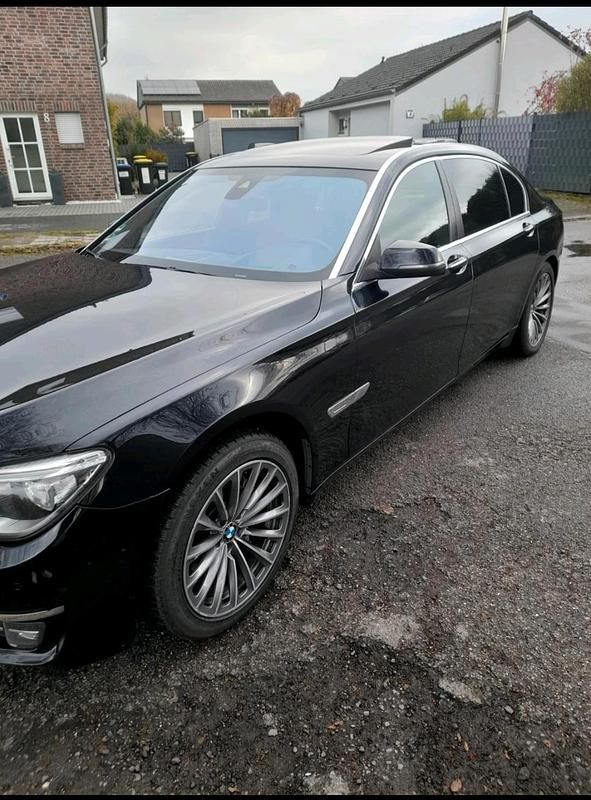 Schwarz Gebraucht 2015 BMW 730 Limousine | 17.200 € (Fairer Preis) - Bild 1/4