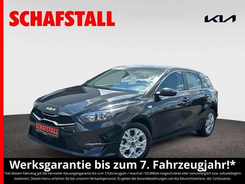 Schwarz ((1k) zilinaschwarz met.) Gebraucht 2024 Kia Ceed Comfort Limousine | 21.469 € (Superpreis) - Bild 1/3