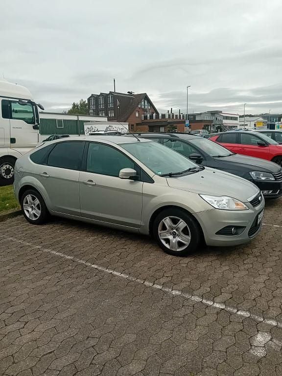 Silber Gebraucht 2011 Ford Focus Style Limousine | 5.890 € (Fairer Preis) - Bild 1/1