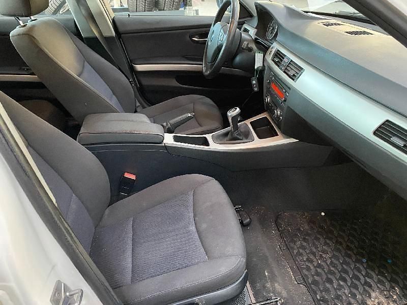 Gebraucht BMW 320 163 PS (119 kW) 2010 Weiß Limousine