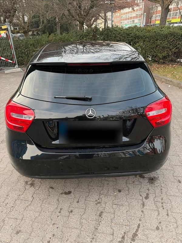 Gebraucht Mercedes A180 122 PS (89 kW) 2013 Schwarz Kleinwagen