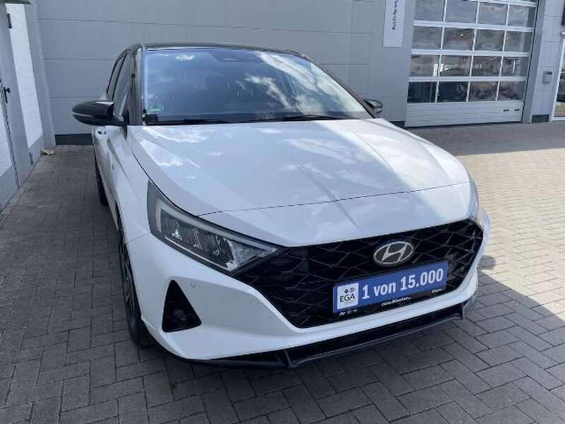 Atlas white / schwarzes dach Gebraucht 2021 Hyundai i20 Prime Limousine | 16.500 € (Teuer) - Bild 1/4
