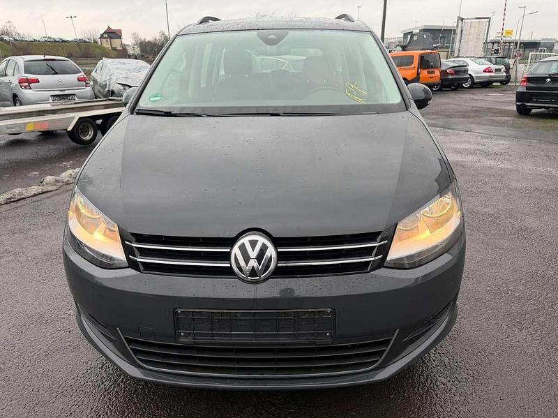 Uranograu Gebraucht 2022 VW Sharan Comfortline Van / Kleinbus | 18.850 € (Superpreis) - Bild 1/4