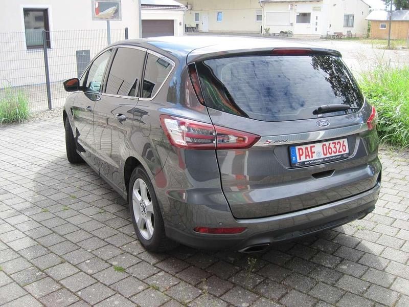 Gebraucht Ford S-MAX Titanium 241 PS (177 kW) 2017 Grau Van / Kleinbus