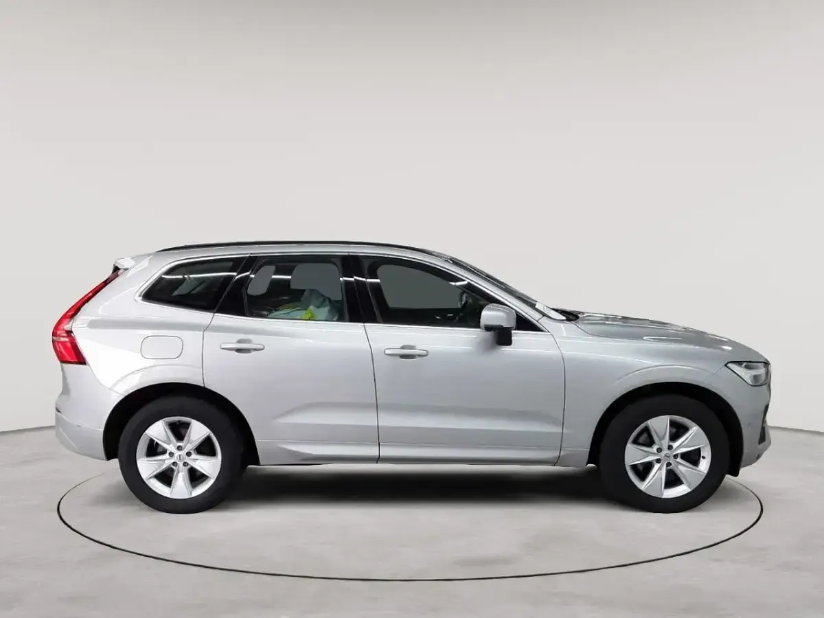 Gebraucht Volvo XC60 Momentum 197 PS (144 kW) 2022 Silver dawn metallic SUV