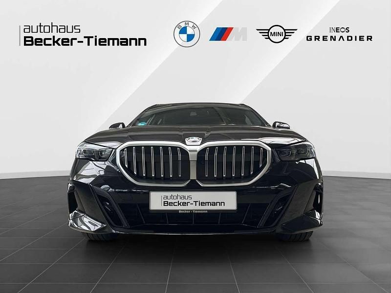 Gebraucht BMW 520 M Sport 197 PS (144 kW) 2024 Saphirschwarz Kombi