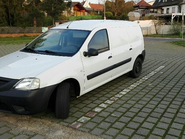 https://images.autouncle.com/de/car_images/9d8f80f9-74f2-459d-b6c8-ae8f2ff6e161_dacia-logan-express-1-6-mpi-ambiance.jpg