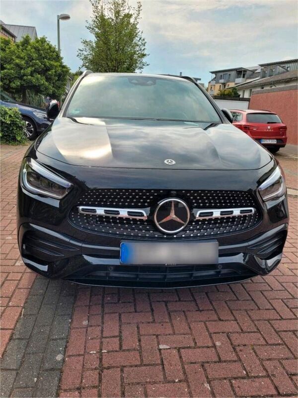 Schwarz Gebraucht 2021 Mercedes GLA250 AMG SUV | 37.900 € (Teuer) - Bild 1/4