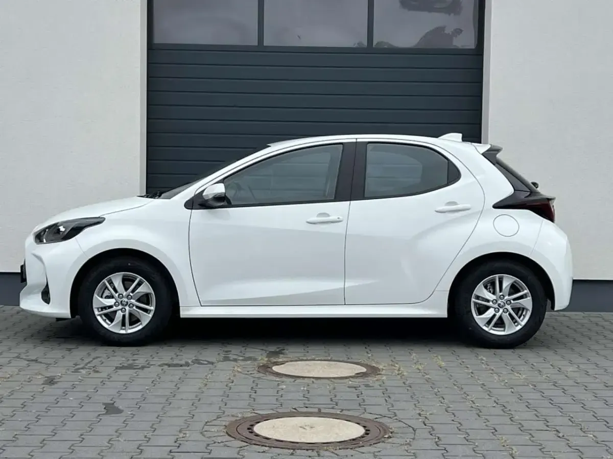 Neu Toyota Yaris Hybrid Active 116 PS (85 kW) 2026 Metallic gegen aufpreis Limousine