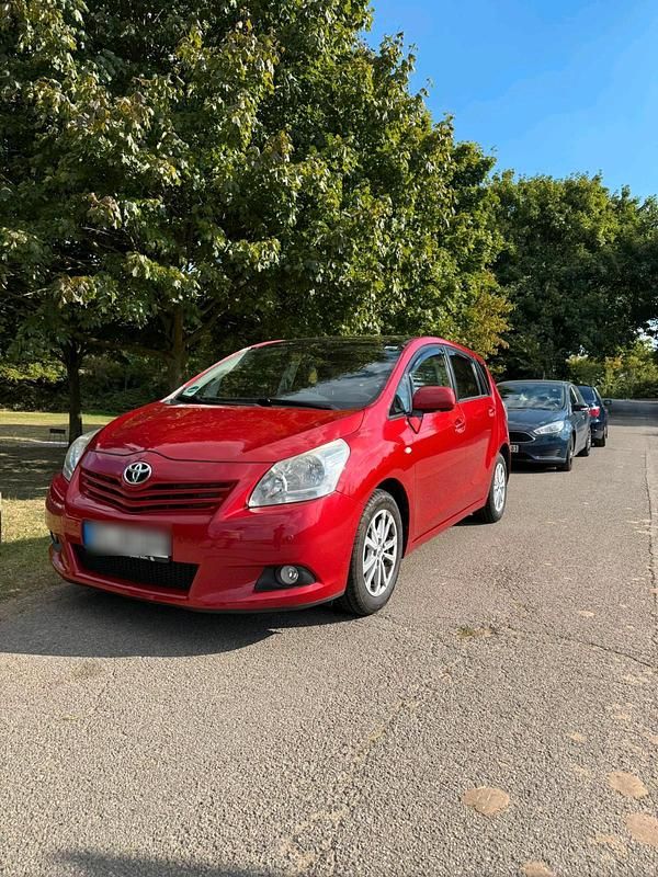 Rot Gebraucht 2011 Toyota Verso Van / Kleinbus | 6.499 € - Bild 1/4