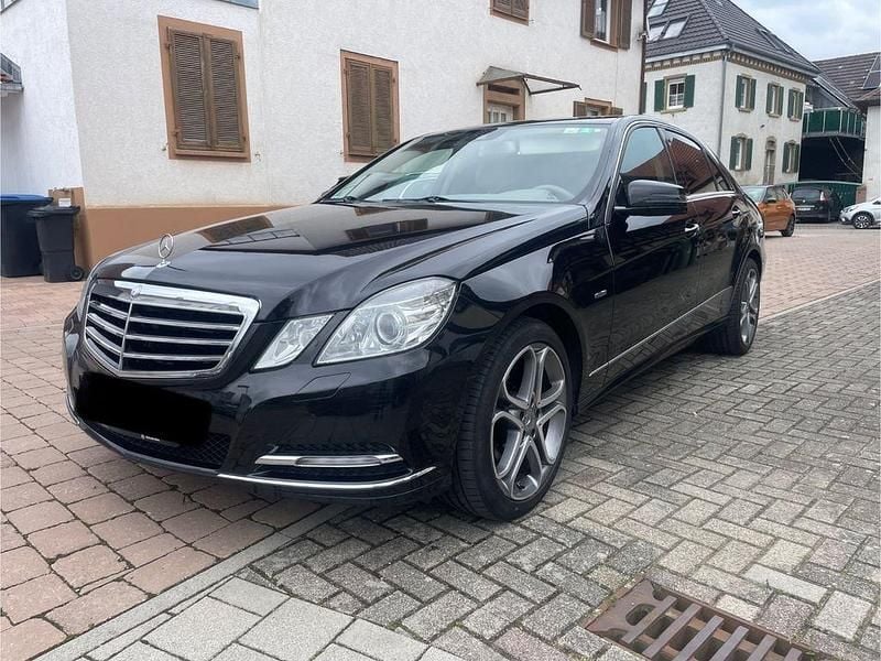 Schwarz Gebraucht 2012 Mercedes 300 Limousine | 12.900 € - Bild 1/4