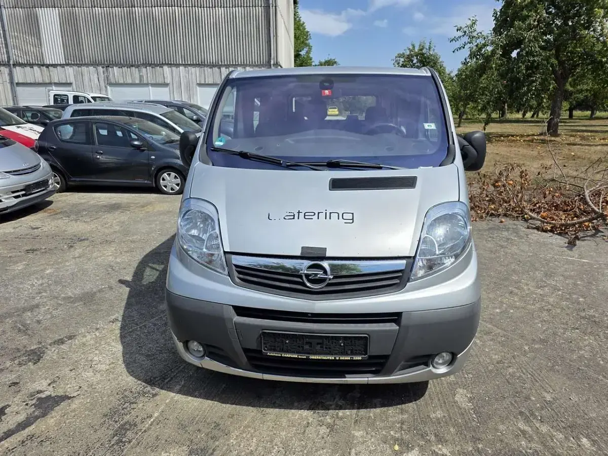 Gebraucht Opel Vivaro 114 PS (83 kW) 2012 Starsilber m2 Van / Kleinbus