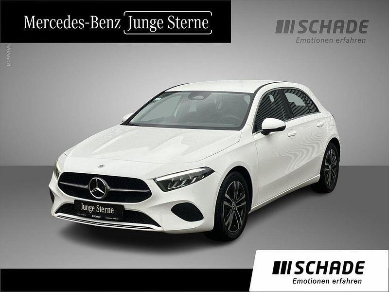 Weiß Gebraucht 2024 Mercedes A200 Advanced Limousine | 31.450 € (Etwas zu teuer) - Bild 1/4
