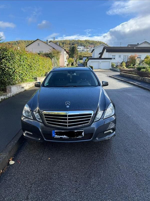 Grau Gebraucht 2010 Mercedes E200 Avantgarde Kombi | 9.799 € (Fairer Preis) - Bild 1/4