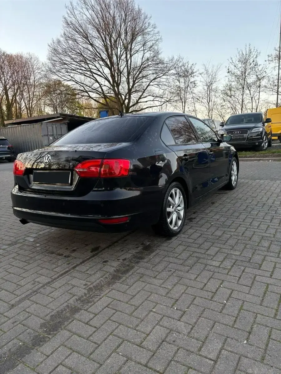 Gebraucht VW Jetta 105 PS (77 kW) 2011 Schwarz Limousine