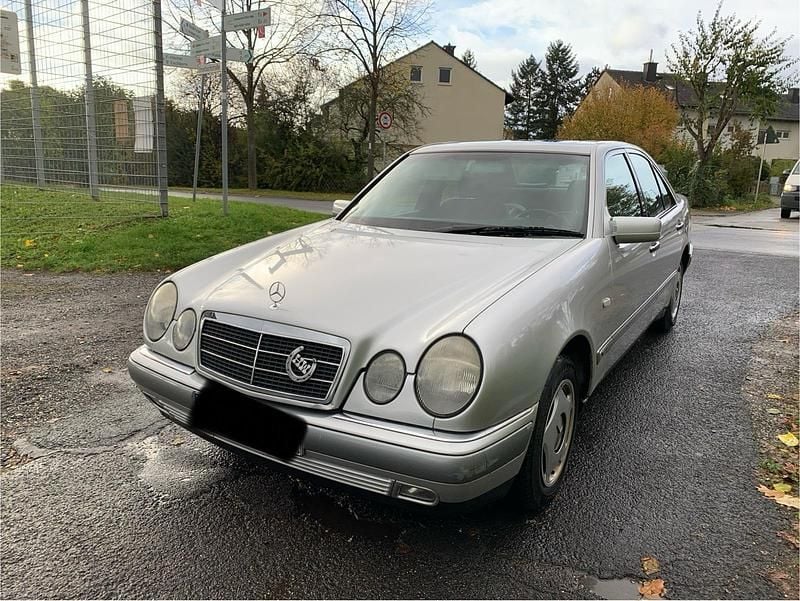 Silber Gebraucht 1997 Mercedes E230 Limousine | 1.999 € (Superpreis) - Bild 1/4