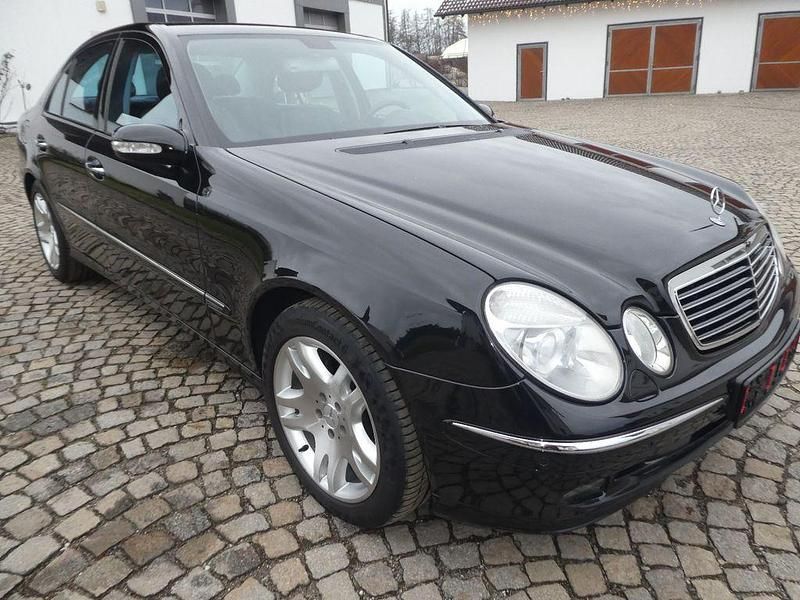 Schwarz Gebraucht 2005 Mercedes E320 Avantgarde Limousine | 5.950 € (Fairer Preis) - Bild 1/4