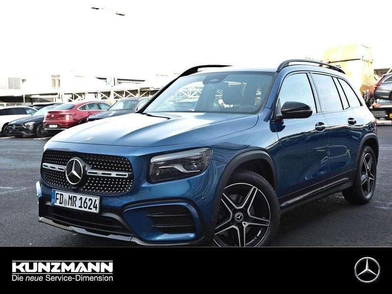 Spektralblau metallic Gebraucht 2025 Mercedes GLB200 AMG SUV | 45.440 € (Fairer Preis) - Bild 1/4