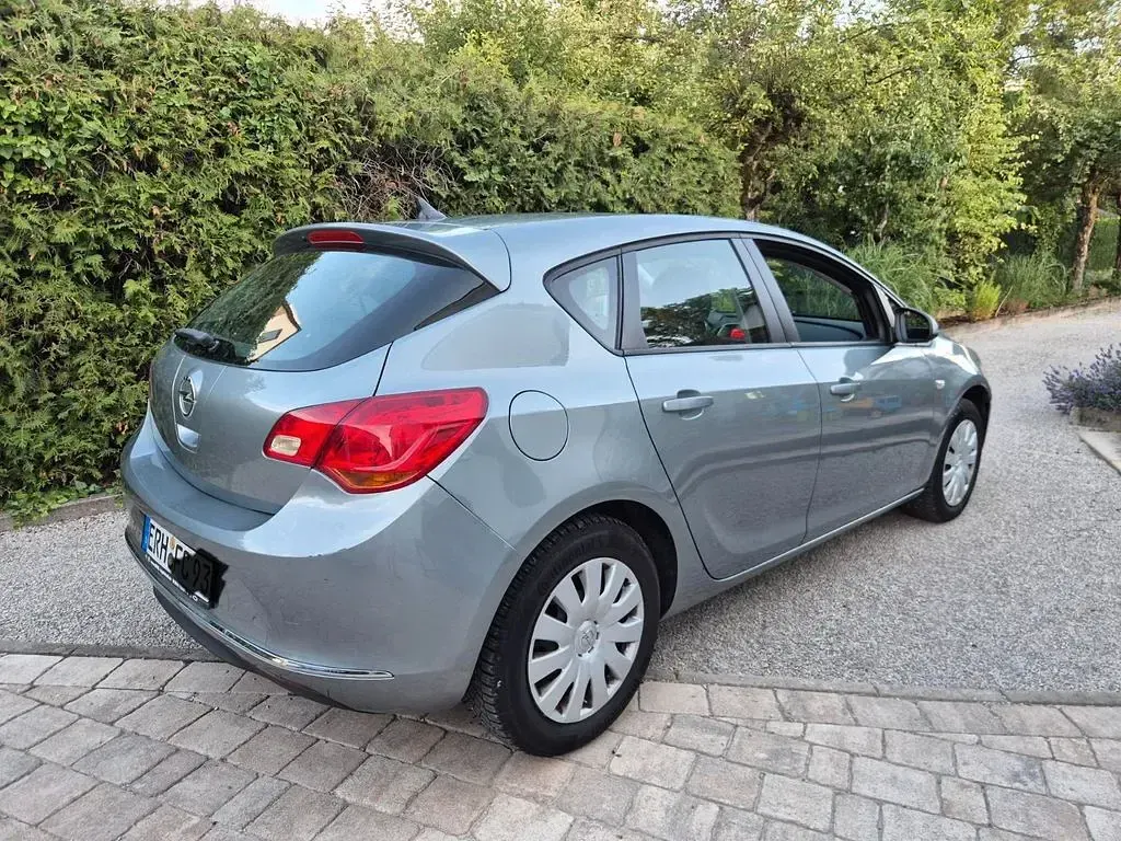 Gebraucht Opel Astra 101 PS (74 kW) 2015 Grau Limousine