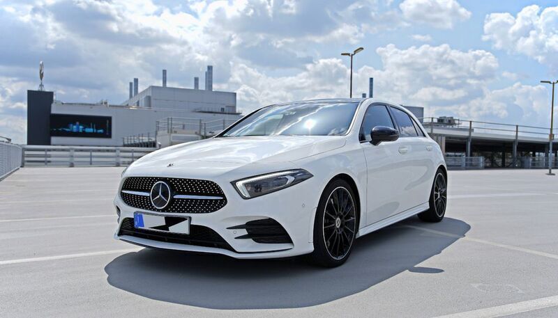 Weiß Gebraucht 2021 Mercedes A250 AMG Limousine | 34.149 € (Fairer Preis) - Bild 1/4