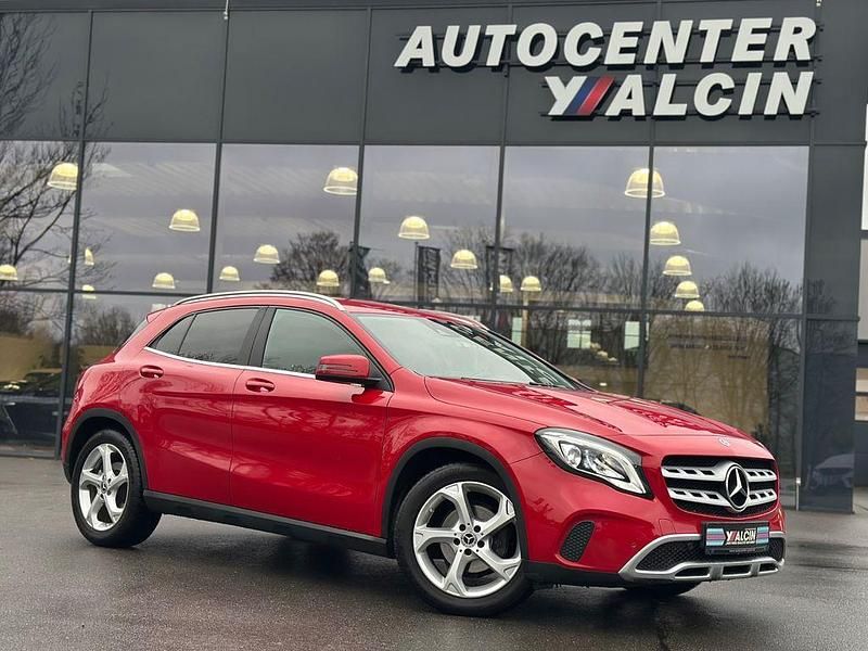 Rot Gebraucht 2017 Mercedes GLA180 Style SUV | 19.490 € (Fairer Preis) - Bild 1/4