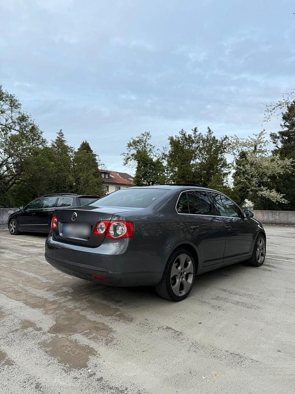 Gebraucht VW Jetta 105 PS (77 kW) 2009 Grau Limousine