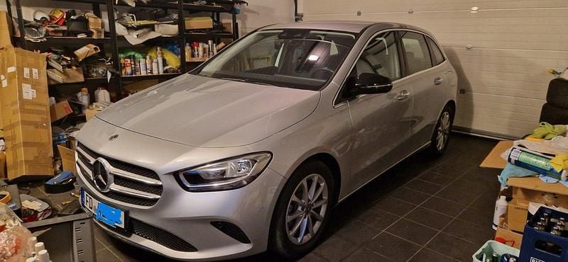 Silber Gebraucht 2021 Mercedes B180 Van / Kleinbus | 20.850 € (Superpreis) - Bild 1/4