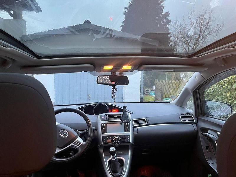 Gebraucht Toyota Verso Skyview Edition 147 PS (108 kW) 2015 Grau Van / Kleinbus