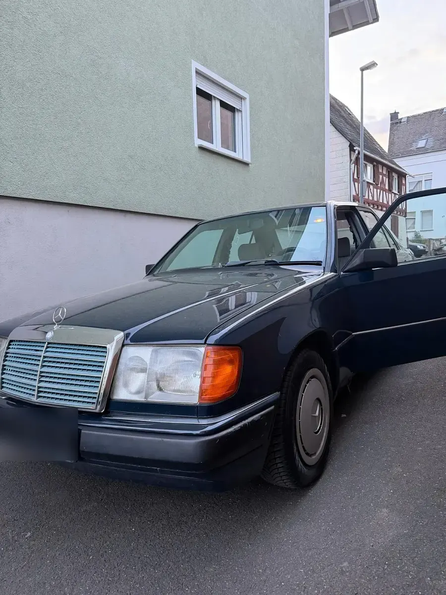 Second-hand Mercedes E250 90 CP (66 kW) 1989 Albastru Berlinǎ