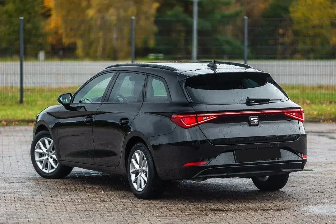 Używany Seat Leon Style 150 KM (110 kW) 2023 Czarny Sedan/Limuzyna