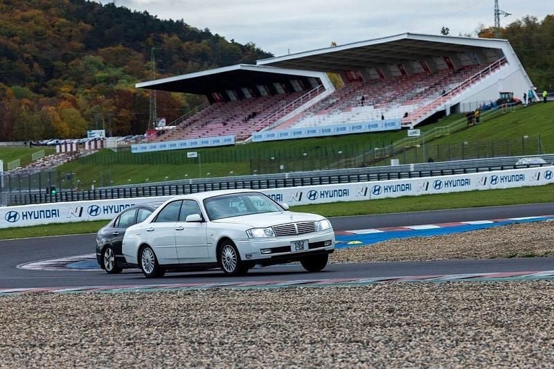 Weiß Gebraucht 2001 Nissan Cedric Limousine | 8.000 € - Bild 1/4