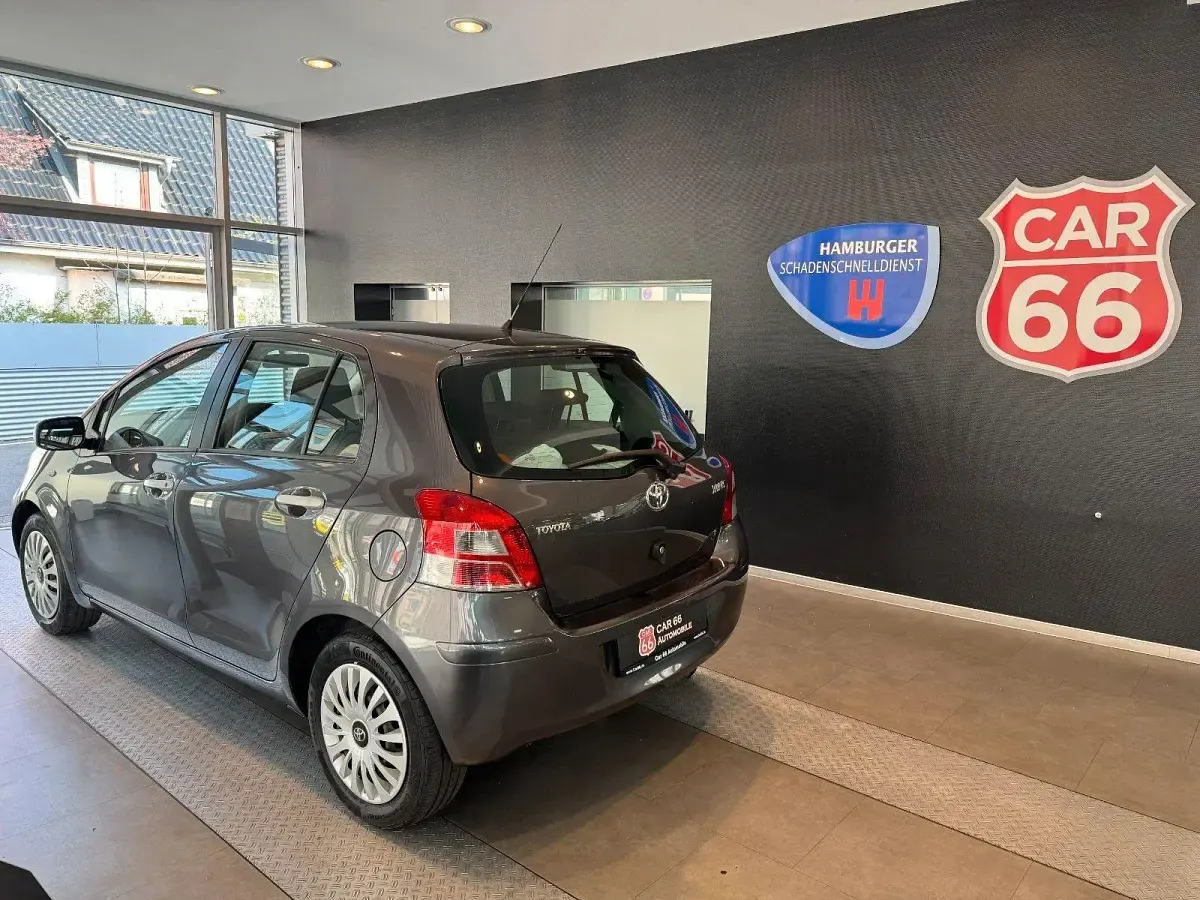 Gebraucht Toyota Yaris Life 101 PS (74 kW) 2011 Grau Kleinwagen