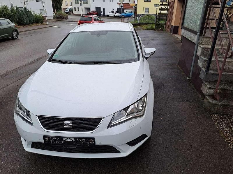 Weiß Gebraucht 2015 Seat Leon ST Kombi | 7.599 € (Guter Preis) - Bild 1/4