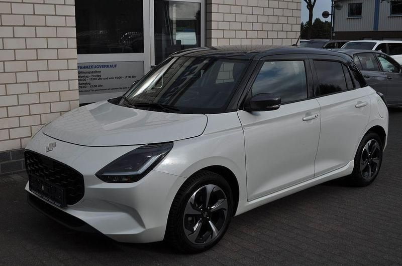Weiß Gebraucht 2025 Suzuki Swift Comfort+ Limousine | 17.980 € - Bild 1/4