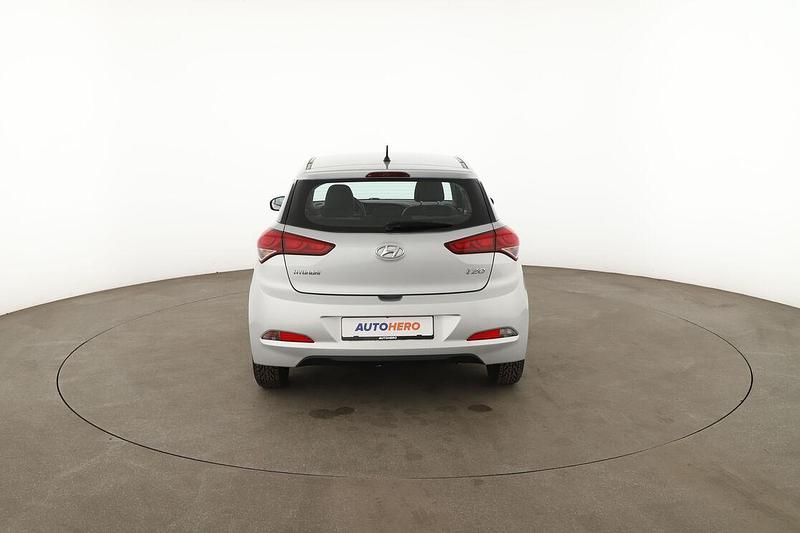 Gebraucht Hyundai i20 Classic 75 PS (55 kW) 2015 Silber Limousine