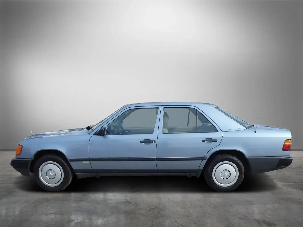 Gebraucht Mercedes E230 136 PS (100 kW) 1985 Diamantblacu metallic Limousine