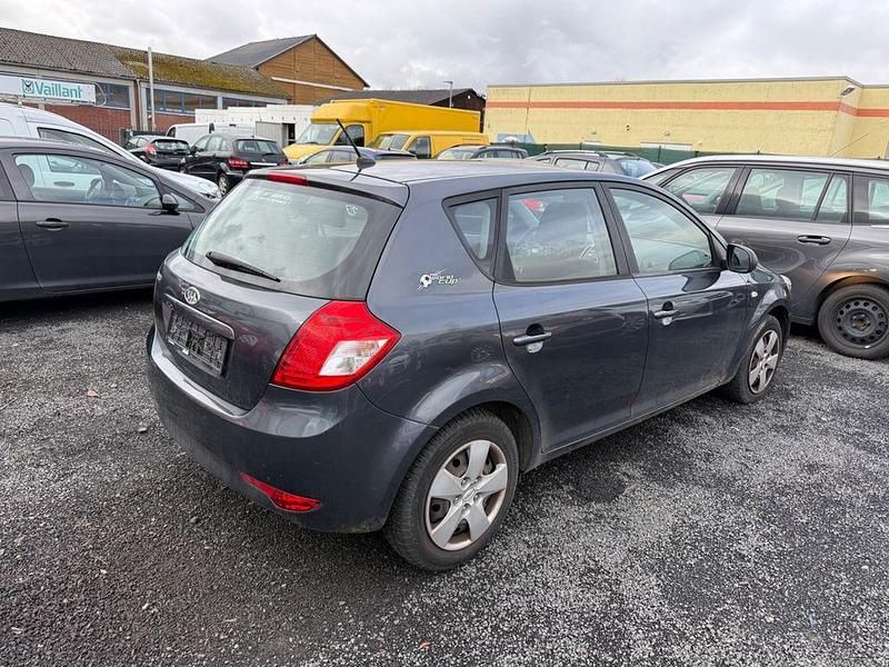Gebraucht Kia Ceed Attract 90 PS (66 kW) 2010 Grau Kleinwagen