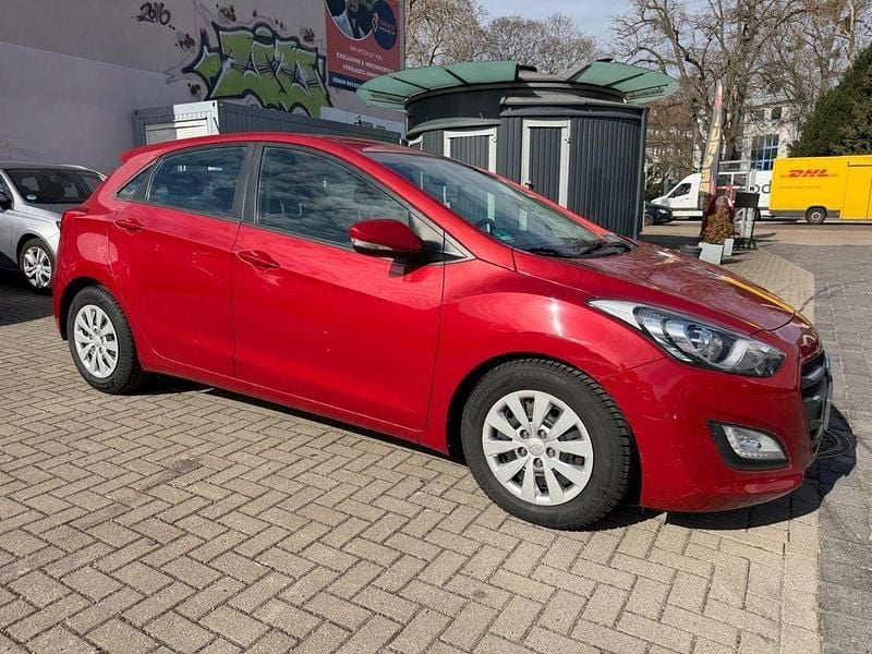 Gebraucht Hyundai i30 101 PS (74 kW) 2017 Rot Limousine