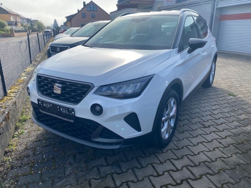 Weiß Gebraucht 2024 Seat Arona FR SUV | 27.700 € (Etwas zu teuer) - Bild 1/4