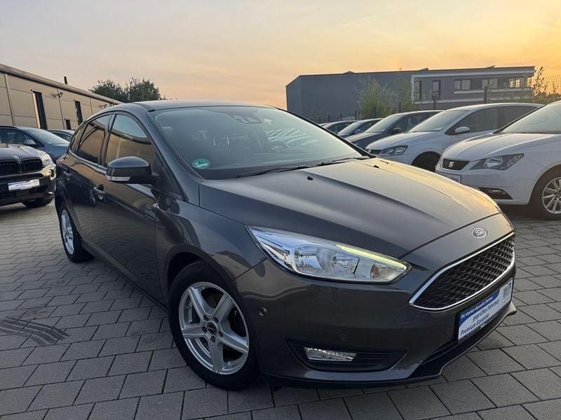Grau Gebraucht 2017 Ford Focus Limousine | 5.999 € (Fairer Preis) - Bild 1/4