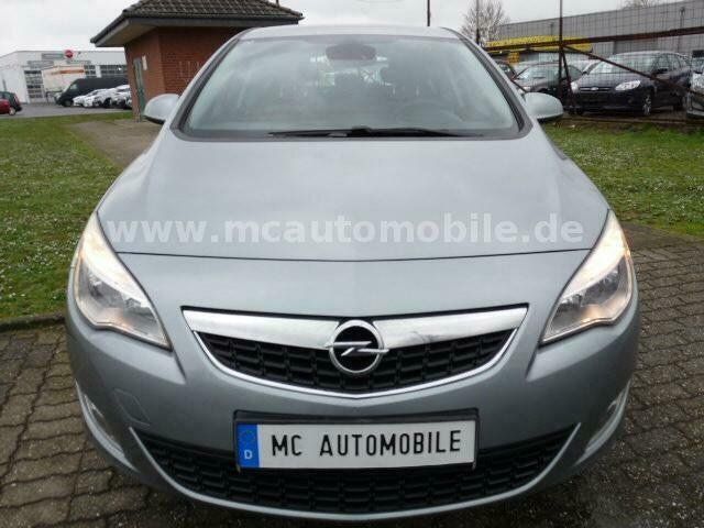 Gebraucht Opel Astra Edition 140 PS (102 kW) 2012 Silber metallic Limousine