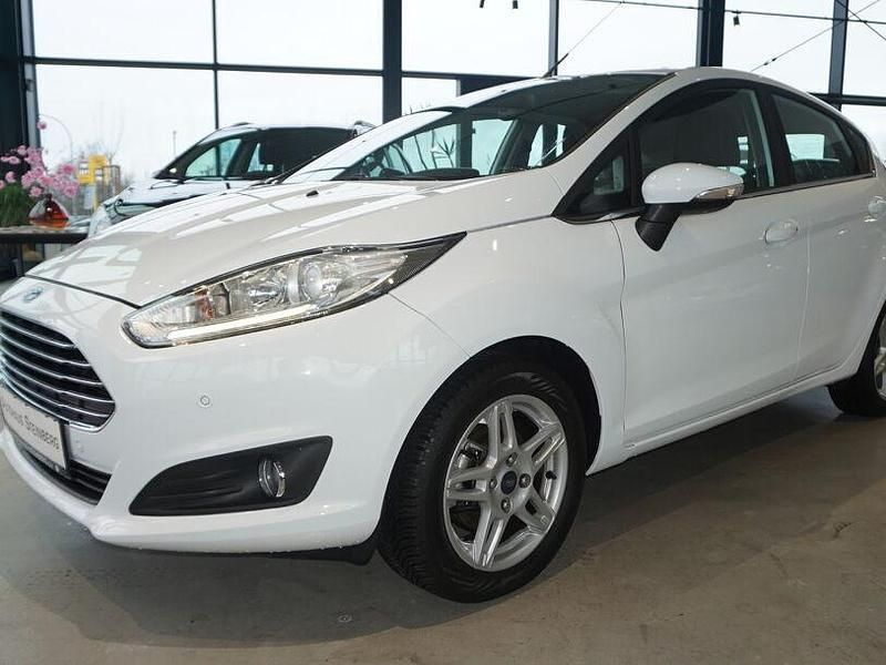 Gebraucht Ford Fiesta Titanium 105 PS (77 kW) 2013 Weiss Kleinwagen